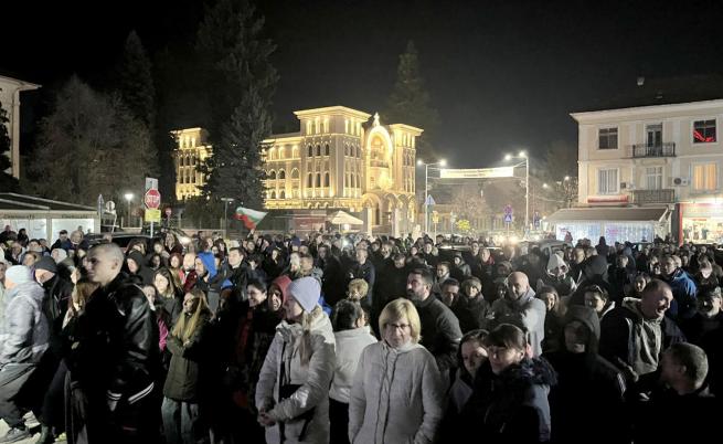 Стотици граждани на Гоце Делчев се събраха на мирен протест срещу политическата ситуация в страната Стотици граждани на Гоце Делчев се събраха на мирен протест срещу политическата ситуация в страната