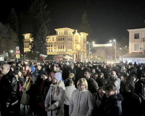 Стотици граждани на Гоце Делчев се събраха на мирен протест срещу политическата ситуация в страната