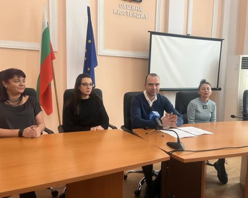 Кюстендил представи първите трима стипендианти-медицински сестри, завършили по общинската програма