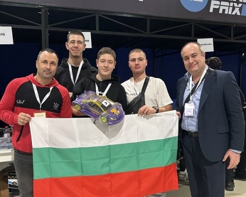Отборът по физика на ПМГ Благоевград спечели 3-о място на международно STEM състезание в Баку