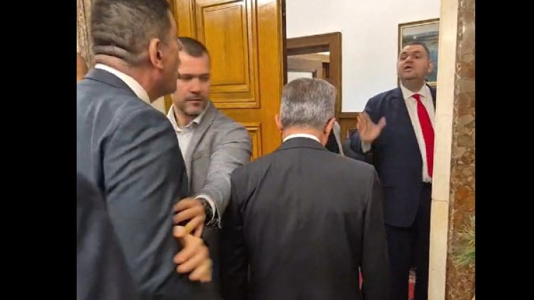 Викове, обиди, физически допир: Конфронтация между Пеевски и Мирчев в парламента