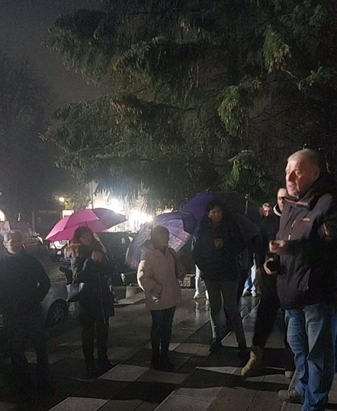 Въпреки дъжда: Около 200 души се събраха на протест в Гоце Делчев