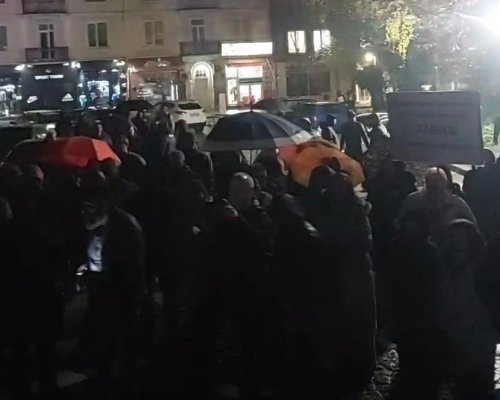 Въпреки дъжда: Около 200 души се събраха на протест в Гоце Делчев