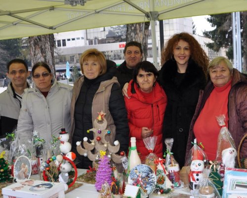 В Деня на хората с увреждания-потребителите от всички социални центрове в Разлог подредиха базар с уникални ръчни подаръци