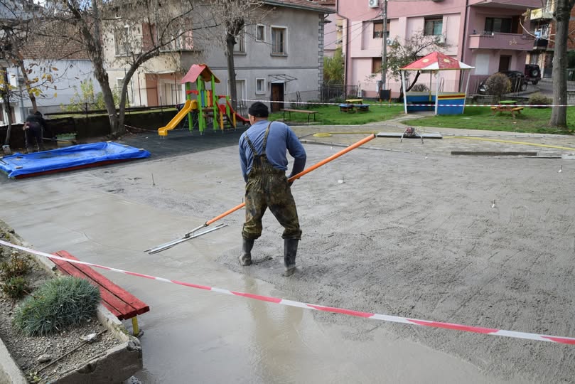 Собствена учебна площадка скоро ще радва децата в ДГ Радост в Сандански Собствена учебна площадка скоро ще радва децата в ДГ Радост в Сандански
