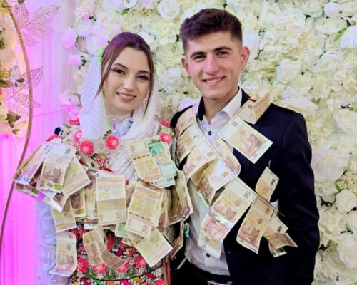 С цяла улица чеиз и гердани от банкноти Къдрие и Ибрахим откриха сватбения сезон в Рибново