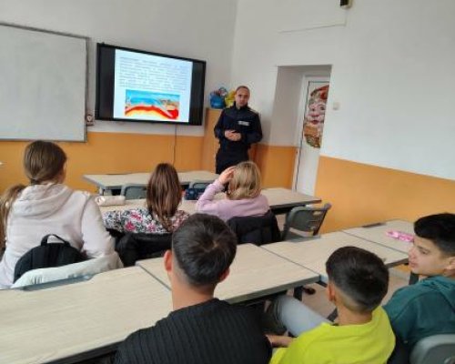 Шестокласници от Крупник преминаха обучение за реакция при бедствия и пожари