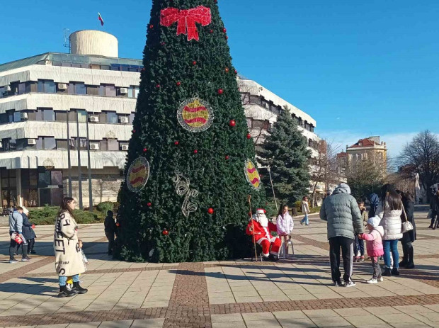 Коледните светлини в Дупница грейват тази вечер Коледните светлини в Дупница грейват тази вечер