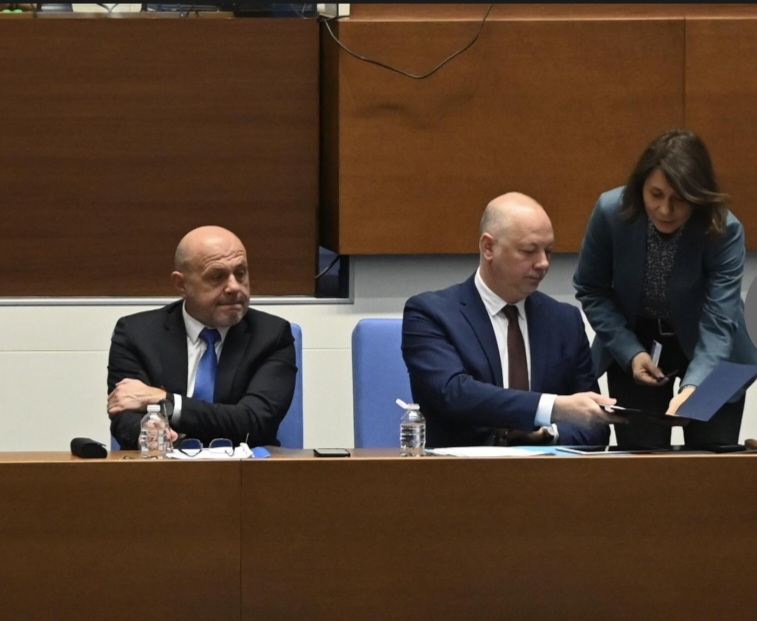 Белобрадова връчи готова оставка на премиера Желязков в пленарната зала Белобрадова връчи готова оставка на премиера Желязков в пленарната зала
