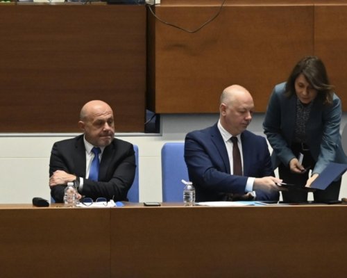 Белобрадова връчи  готова оставка  на премиера Желязков в пленарната зала