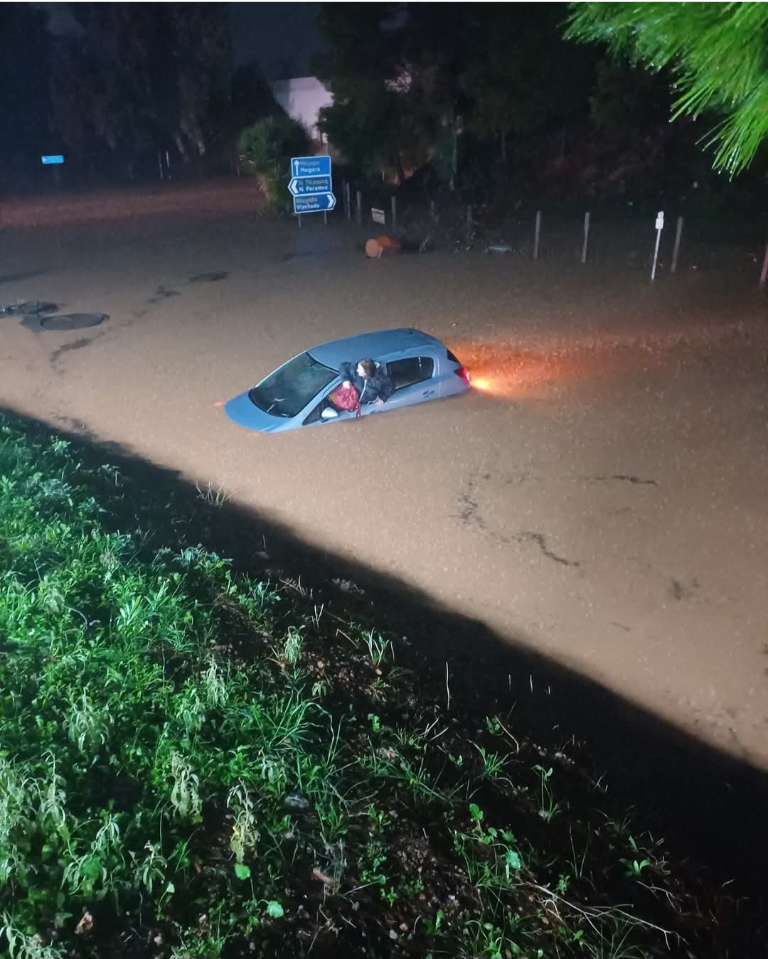 Пълен хаос в Северна Гърция! Водата поглъща автомобили, туристи блокирани