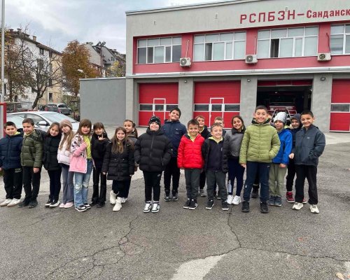 Учениците от 2.  Г  клас на Второ ОУ  Христо Смирненски  посетиха пожарната в Сандански и се вдъхновиха от професията пожарникар