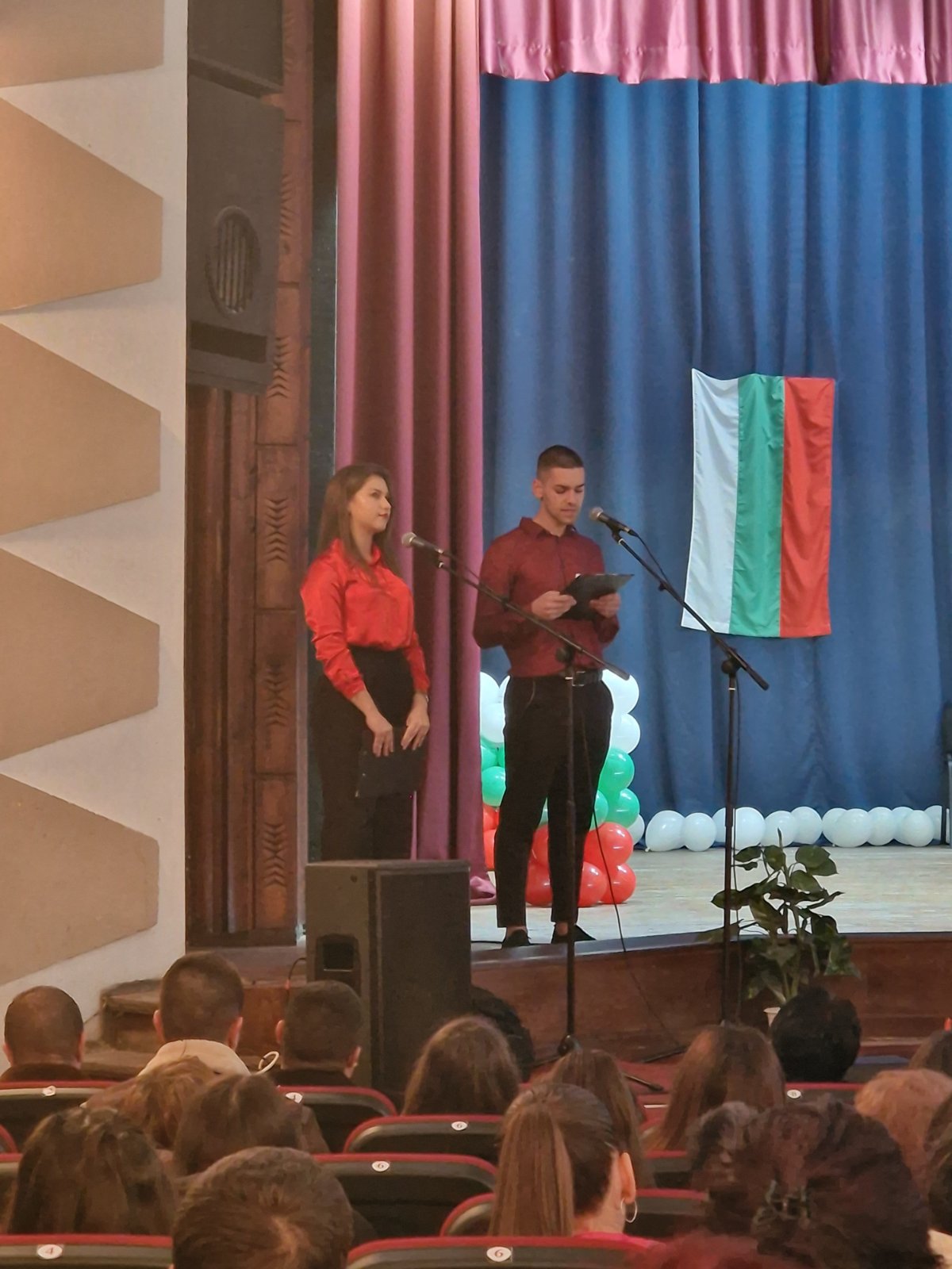 Концерт-спектакъл, посветен на Никола Вапцаров в Белица обедини поезия, музика и танци в незабравимо преживяване Концерт-спектакъл, посветен на Никола Вапцаров в Белица обедини поезия, музика и танци в незабравимо преживяване