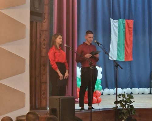 Концерт-спектакъл, посветен на Никола Вапцаров в Белица обедини поезия, музика и танци в незабравимо преживяване