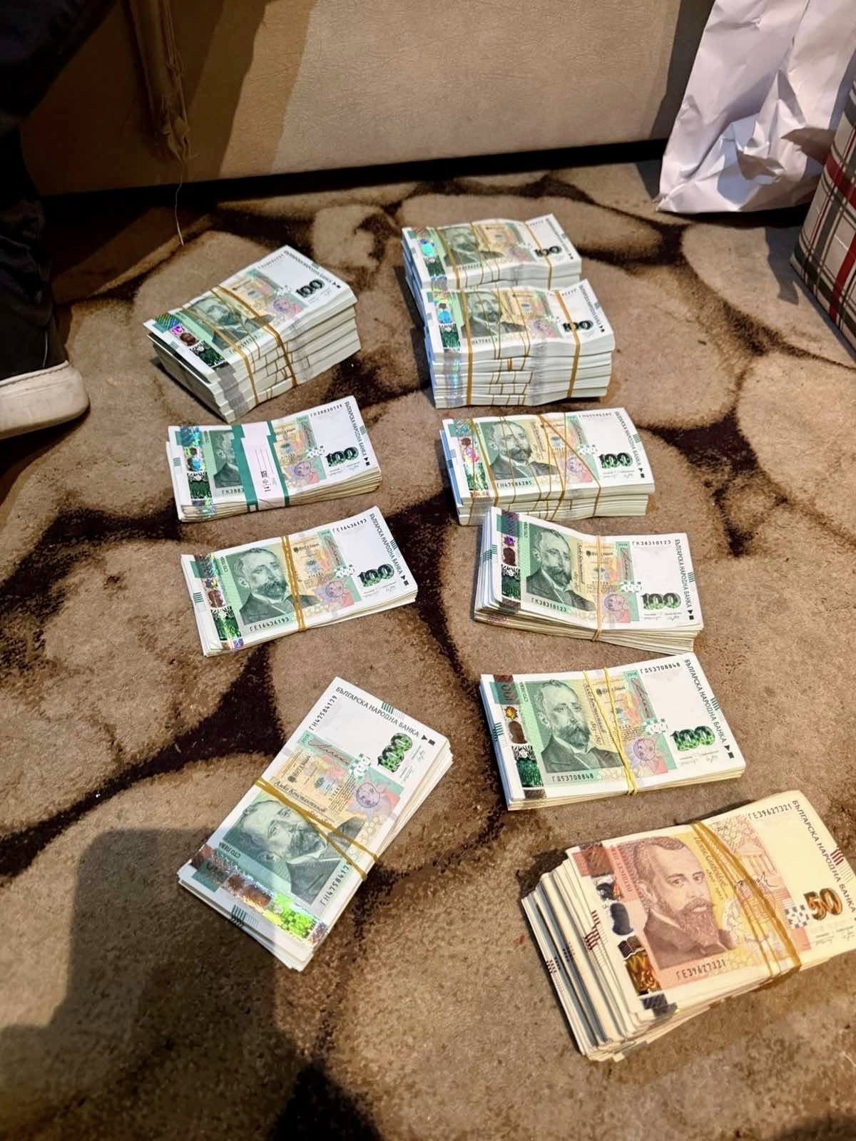 ГДБОП и ДАНС разбиха престъпна група за данъчни измами с щета над 26 млн. лева, задържани 6 души ГДБОП и ДАНС разбиха престъпна група за данъчни измами с щета над 26 млн. лева, задържани 6 души
