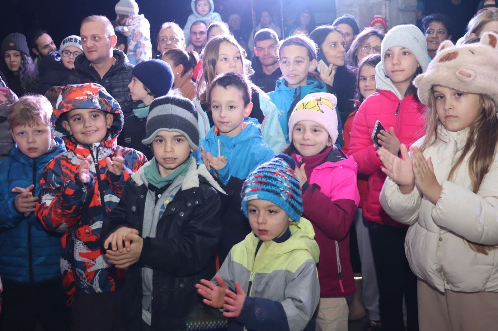 Банско запали елхата и даде старт на коледните чествания