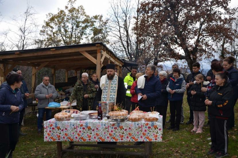 Миряни почетоха Свети Николай в село Брежани Миряни почетоха Свети Николай в село Брежани