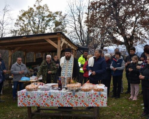Миряни почетоха Свети Николай в село Брежани