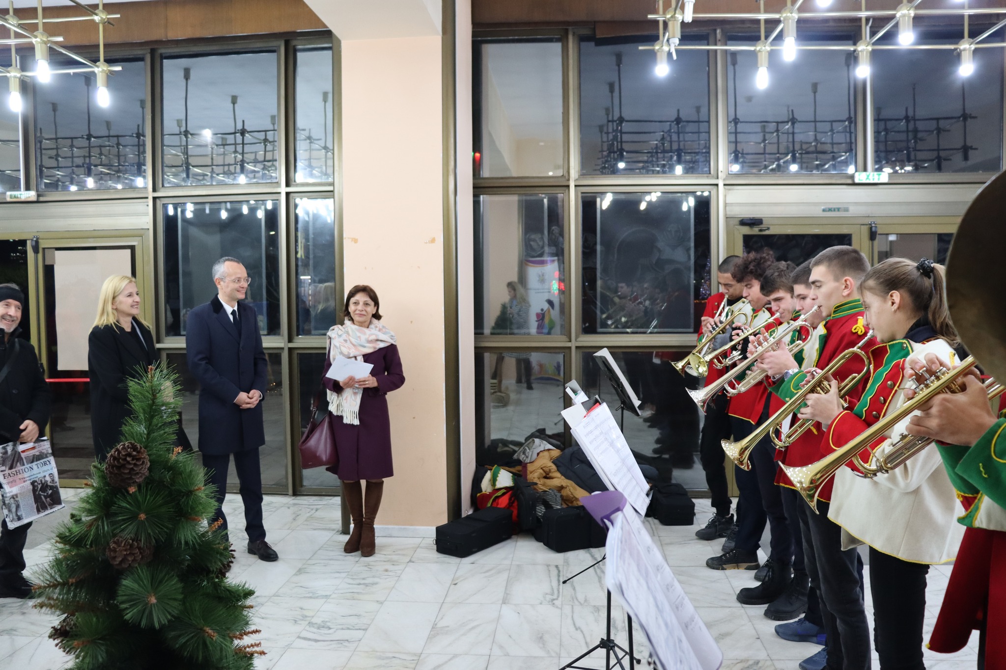 Коледният концерт на Центъра за личностно и творческо развитие на децата на Благоевград събра на една сцена талантите от всички школи Коледният концерт на Центъра за личностно и творческо развитие на децата на Благоевград събра на една сцена талантите от всички школи
