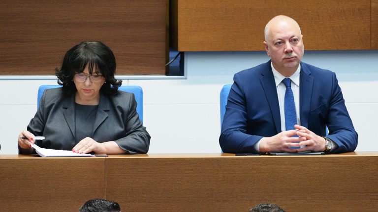 Дебатите по вота на недоверие: Разделена опозиция, брашнен чувал и кой носи тежката корона