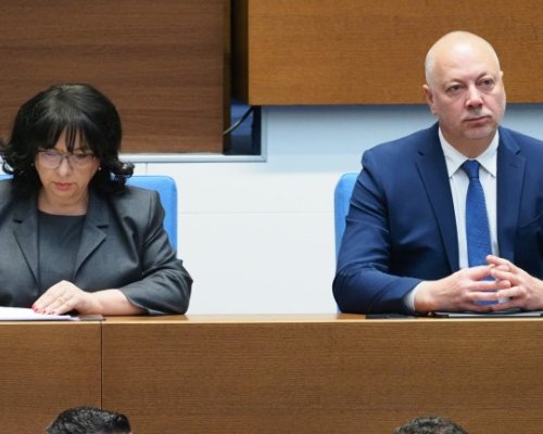 Дебатите по вота на недоверие: Разделена опозиция, брашнен чувал и кой носи тежката корона