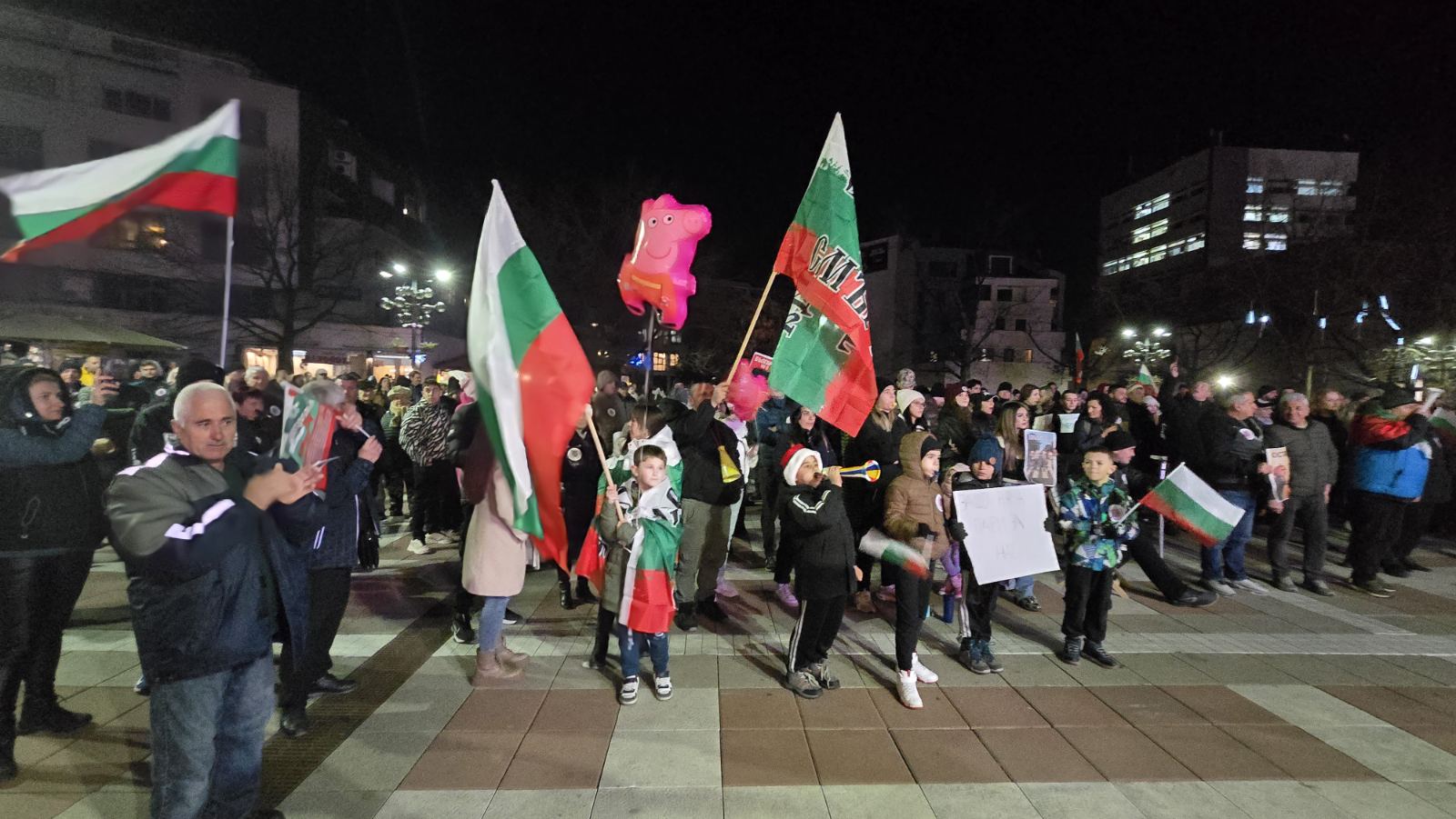 Над 2000 души на протеста в Благоевград скандират ОСТАВКА