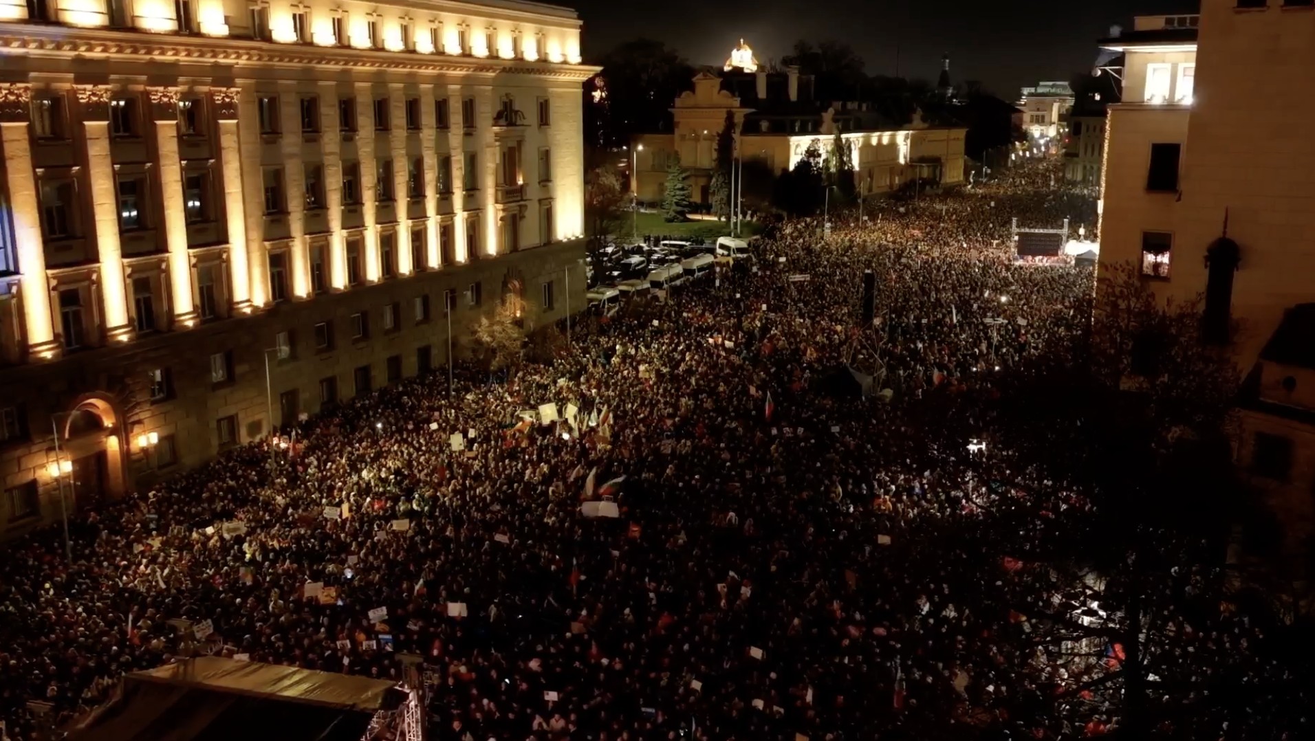 Хиляди на протест пред парламента: Оставка! Вън Пеевски и Борисов!