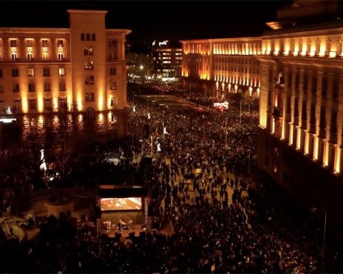 Хиляди на протест пред парламента: Оставка! Вън Пеевски и Борисов!