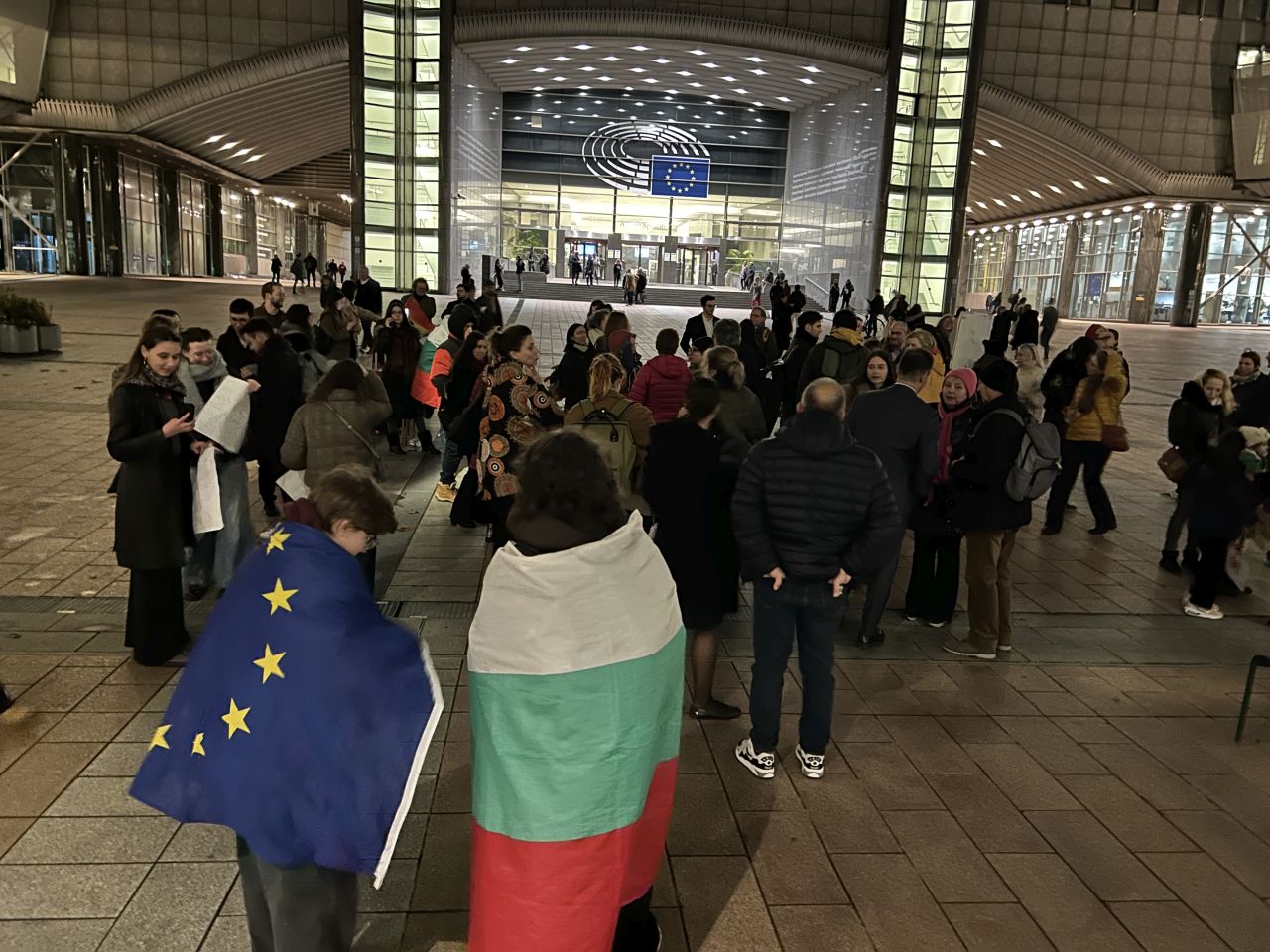Българи излязоха на протест пред Европарламента в Брюксел с призиви Оставка! Българи излязоха на протест пред Европарламента в Брюксел с призиви Оставка!