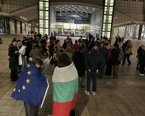 Българи излязоха на протест пред Европарламента в Брюксел с призиви  Оставка!