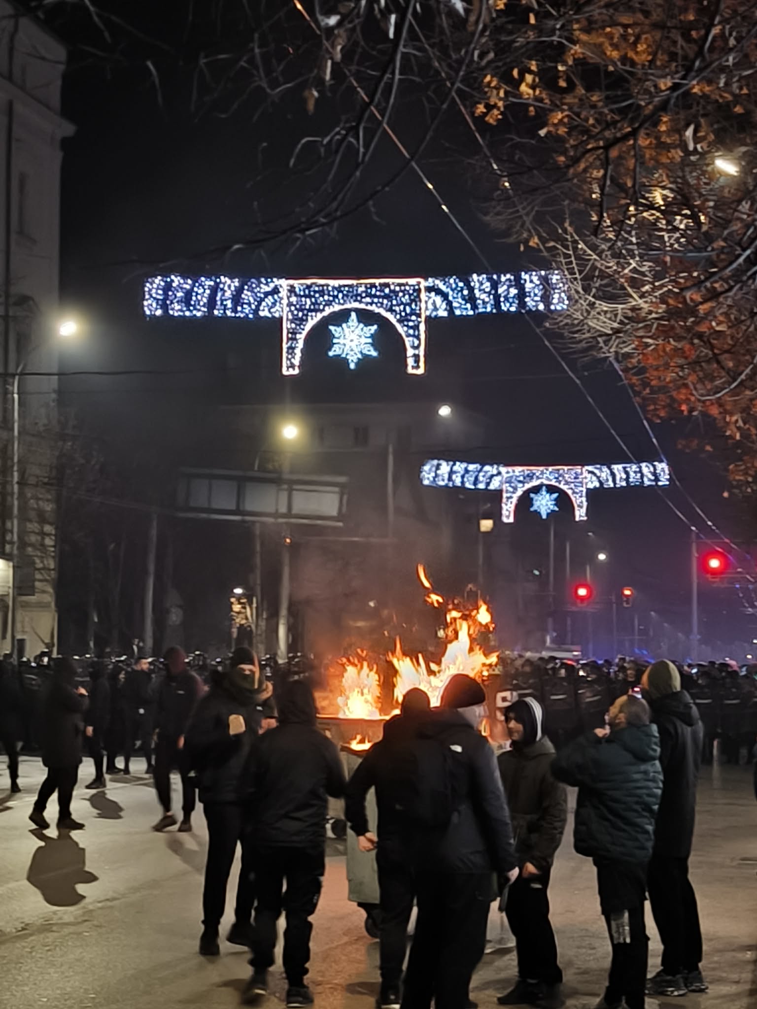 Напрежение след протеста в София: провокатори палят контейнери пред централа на ДПС Напрежение след протеста в София: провокатори палят контейнери пред централа на ДПС