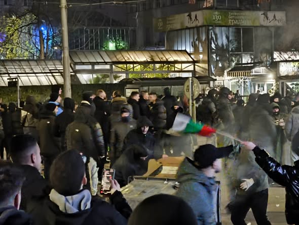 Напрежение след протеста в София: провокатори палят контейнери пред централа на ДПС