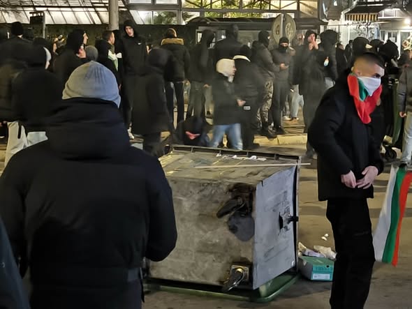 Напрежение след протеста в София: провокатори палят контейнери пред централа на ДПС