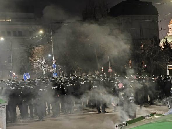 Напрежение след протеста в София: провокатори палят контейнери пред централа на ДПС
