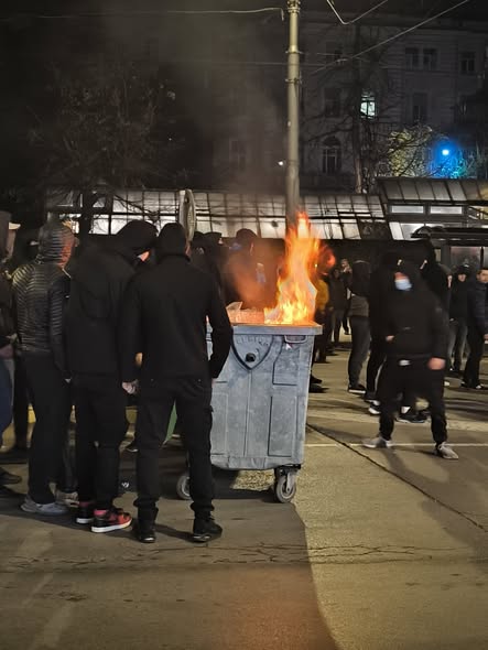 Напрежение след протеста в София: провокатори палят контейнери пред централа на ДПС