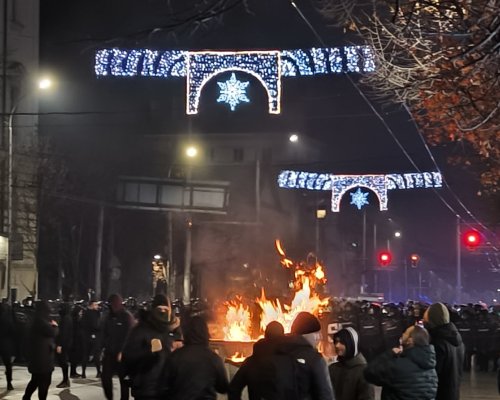 Напрежение след протеста в София: провокатори палят контейнери пред централа на ДПС