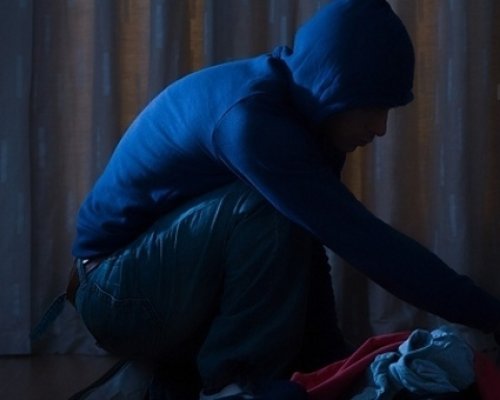 Белезници за четирима мъже от Дупница, нахлули и заграбили насилствено 4 000 лева от дома на 59-годишен