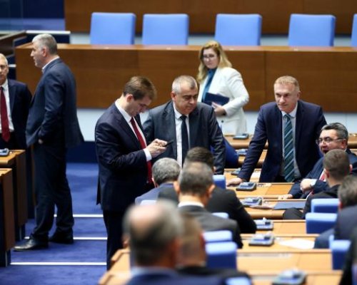 ИТН поиска почивка преди вота на недоверие, ГЕРБ, БСП и министрите не влязоха в зала