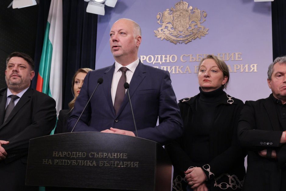 След мащабните протести кабинетът  Желязков  подаде оставка, от опозицията се обявиха за бързи и честни избори