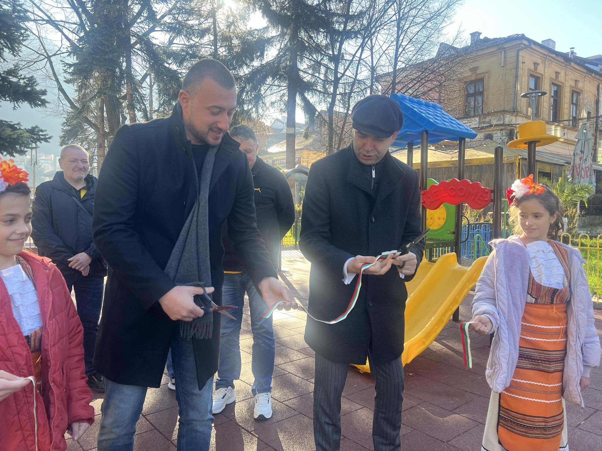 Нова детска площадка радва децата в центъра на Кюстендил Нова детска площадка радва децата в центъра на Кюстендил