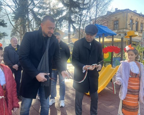 Нова детска площадка радва децата в центъра на Кюстендил