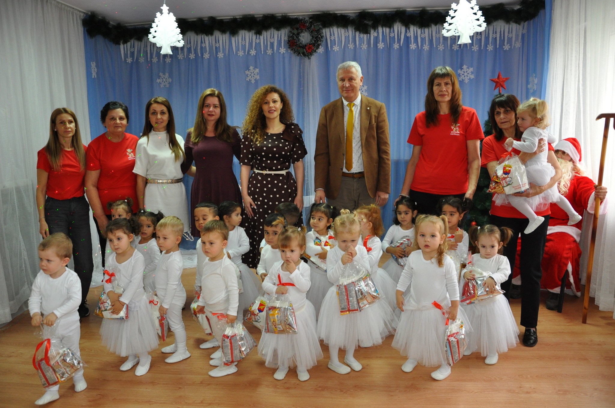 Коледни усмивки и песни в с. Баня