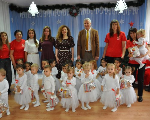Коледни усмивки и песни в с. Баня