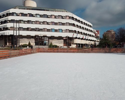 Новата ледена пързалка в центъра на Дупница отвори врати
