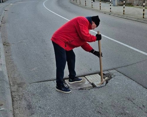 Когато институциите мълчат, гражданите действат: Мъж от Благоевград сам запълни голяма дупка на пътя след десетки нечути сигнали за опасност