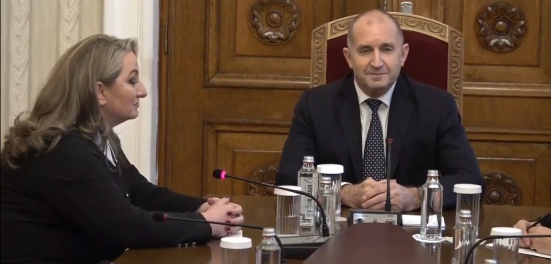 Деница Сачева от ГЕРБ-СДС проведе консултации при президента Румен Радев преди връчването на мандата Деница Сачева от ГЕРБ-СДС проведе консултации при президента Румен Радев преди връчването на мандата