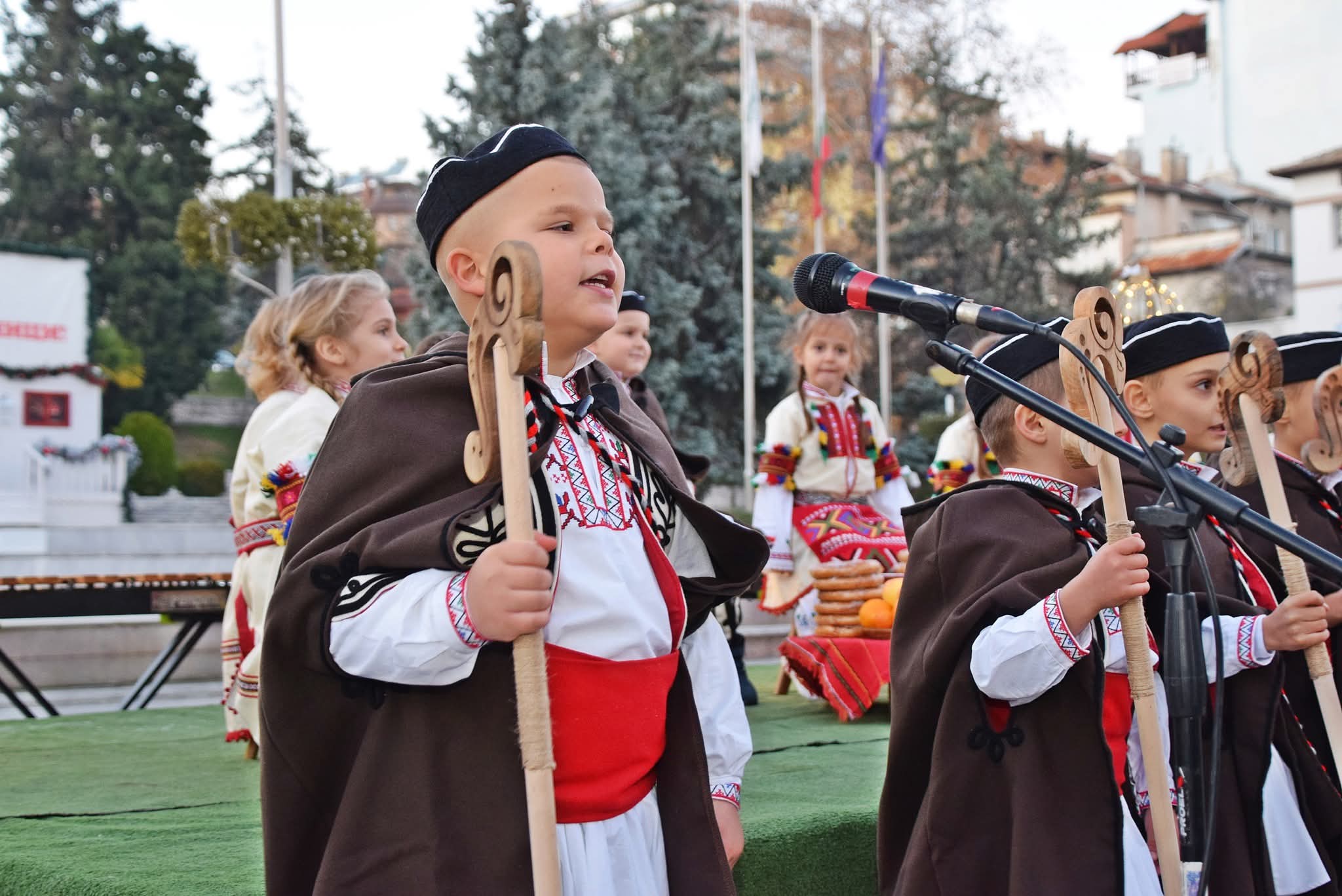 И тази година елхата събра Сандански!