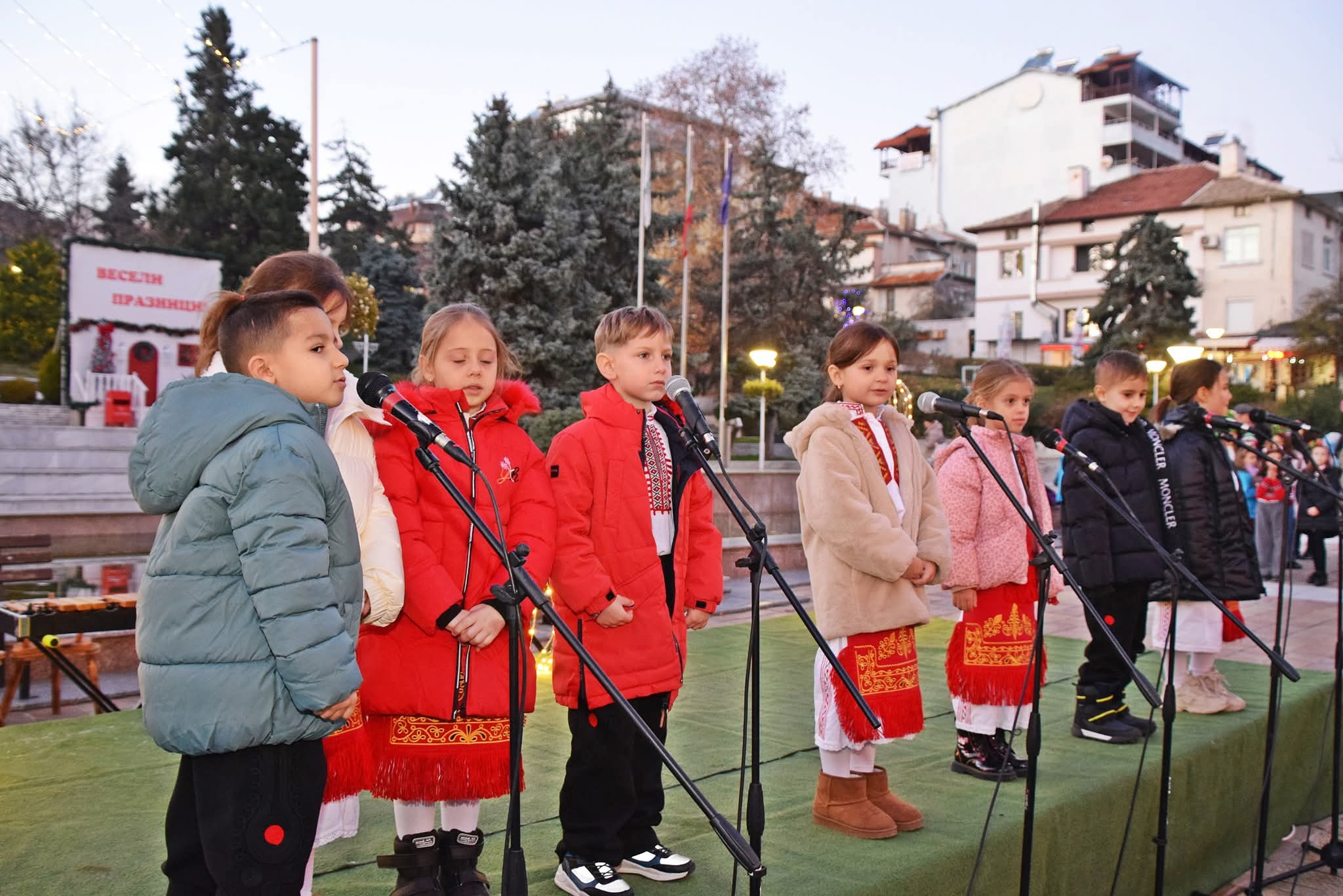 И тази година елхата събра Сандански!