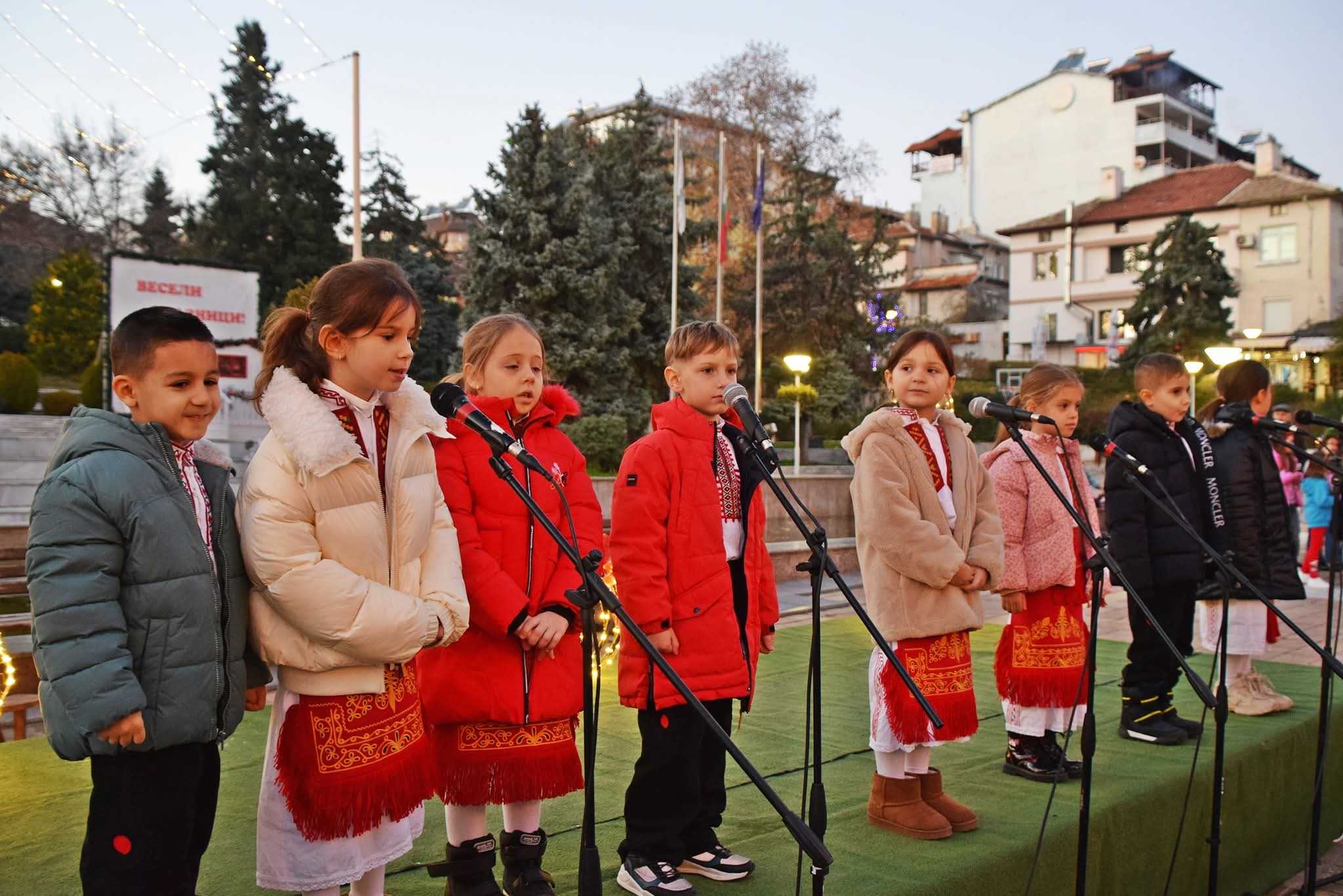 И тази година елхата събра Сандански!