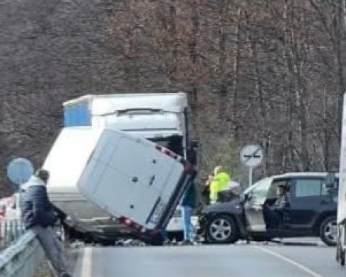 Поради катастрофа движението по път II-19 през прохода Предела е временно ограничено
